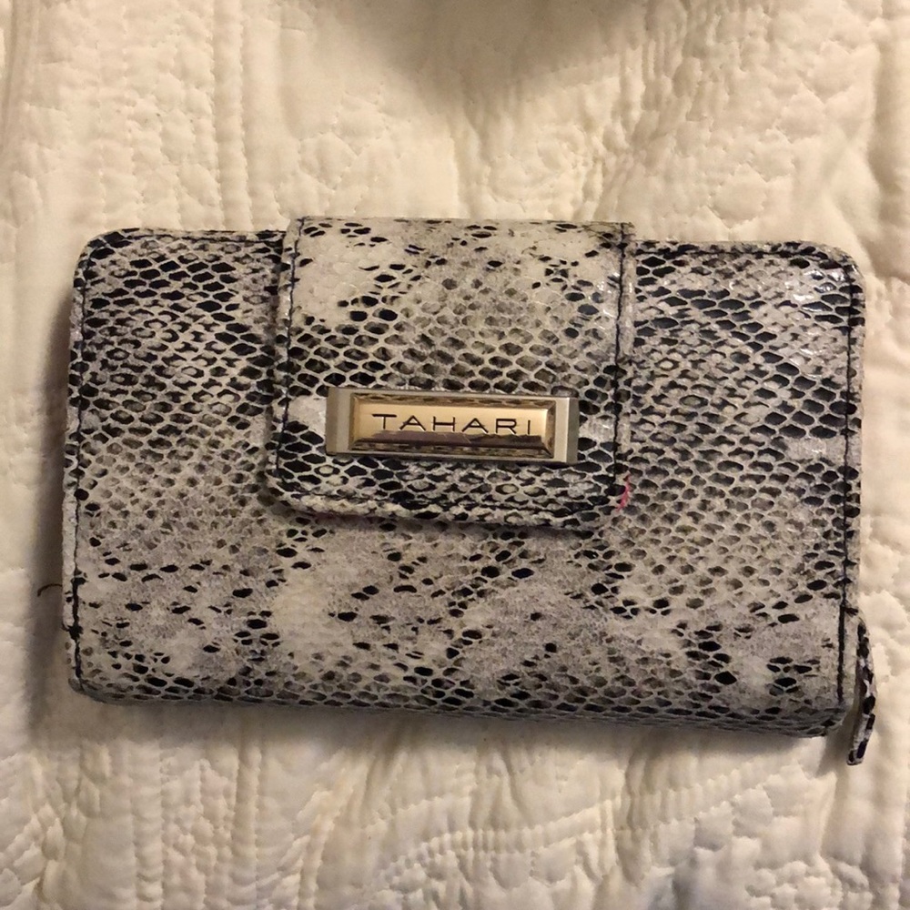 Tahari Wallet